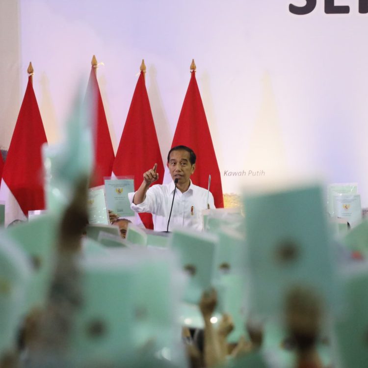 Serahkan 3.000 Sertipikat Tanah, Presiden RI Imbau Masyarakat Manfaatkan untuk Hal Produktif. (Foto : ist)