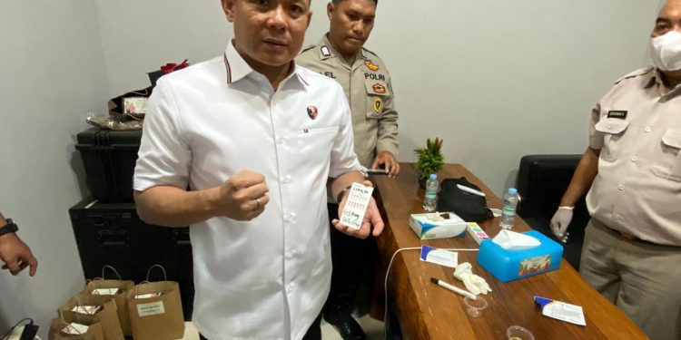 Perwira Ditresnarkoba Polda Jambi Jalani Tes Urine. (Foto : ist)