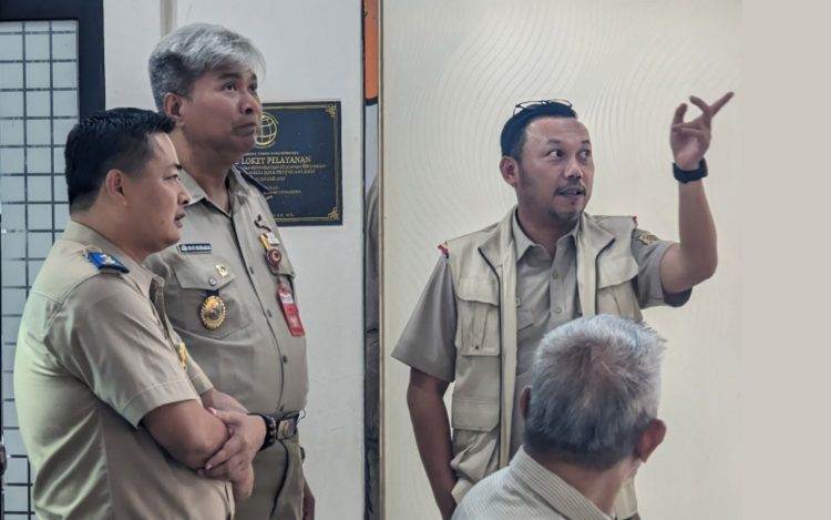 Didampingi Kepala Kantor Pertanahan Kota Depok Indra Gunawan, Kakanwil ATR BPN Provinsi Jawa Barat Rudi Rubijaya saat melakukan kunjungan kerja ke Kantor Pertanahan Kota Depok, Senin 5 Februari 2024. (Foto: BPN Kota Depok)