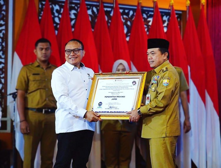 Pemprov Jambi Terima Penghargaan Kualitas Tertinggi Ombudsman RI Terkait Penilaian Kepatuhan Standar Pelayanan Publik. (Foto : ist)