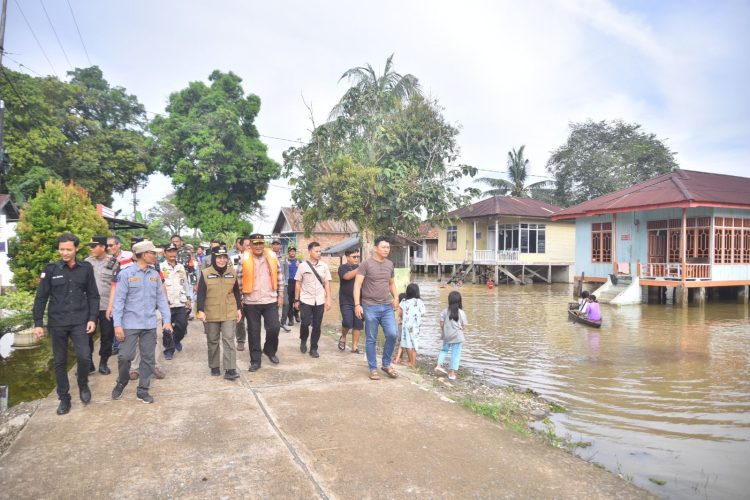 Tinjau TPS Terendam Banjir, Sri Pastikan Warga Tetap Bisa Salurkan Hak Pilihnya. (Foto : ist)