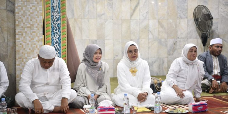 Hadiri Isra Miraj, Sri Ajak Warga Makmurkan Mesjid dan Majukan Kota Jambi. (Foto : ist)