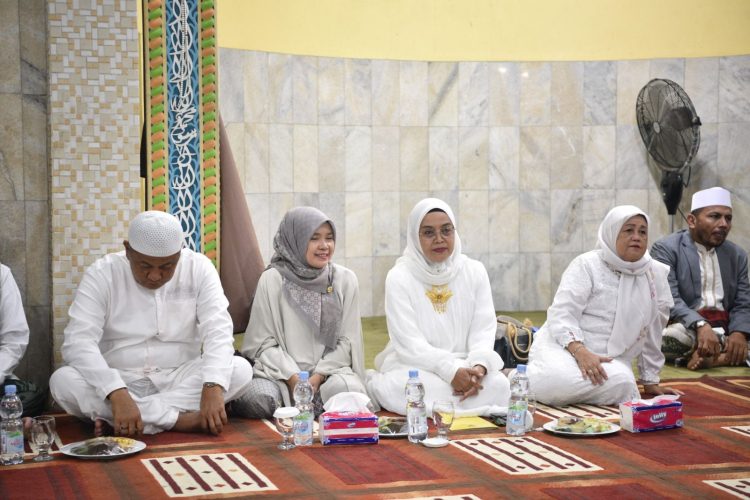 Hadiri Isra Miraj, Sri Ajak Warga Makmurkan Mesjid dan Majukan Kota Jambi. (Foto : ist)