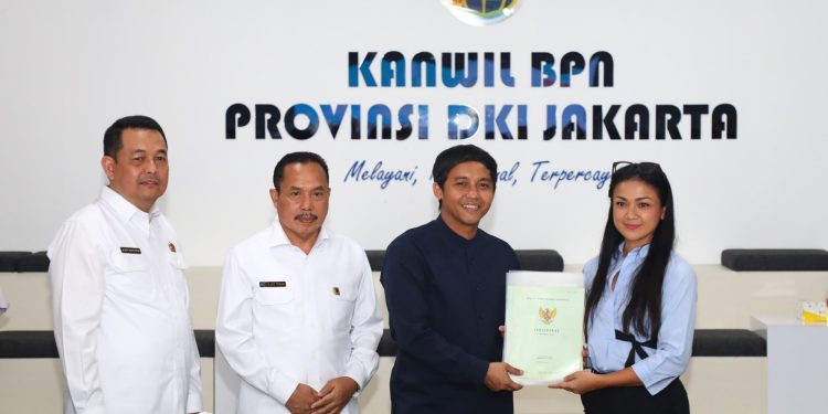 Tegakkan Keadilan di Bidang Pertanahan, Kementerian ATR/BPN Serahkan Kembali Sertipikat Tanah Keluarga Nirina Zubir. (Foto : ist)