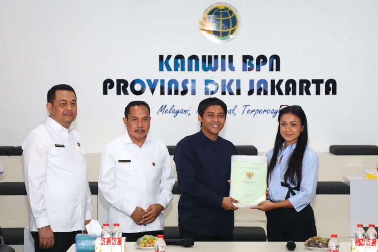 Tegakkan Keadilan di Bidang Pertanahan, Kementerian ATR/BPN Serahkan Kembali Sertipikat Tanah Keluarga Nirina Zubir. (Foto : ist)