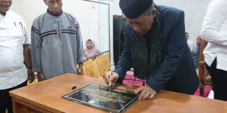 Wagub Sani Resmikan Status Langgar Jami' Al Hidayatussholihin Desa Tangkit. (Foto : ist)