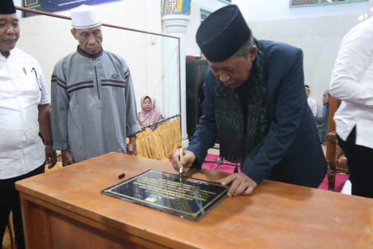 Wagub Sani Resmikan Status Langgar Jami' Al Hidayatussholihin Desa Tangkit. (Foto : ist)