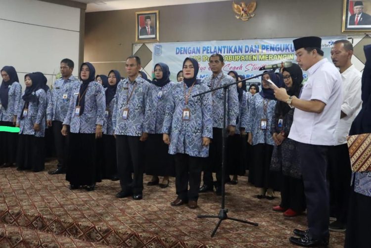 Mukti Kukuhkan Pengurus DPC IPeKB Merangin. (Foto : ist)