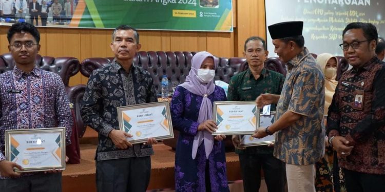 Diskominfo Merangin raih penghargaan. (Foto : ist)