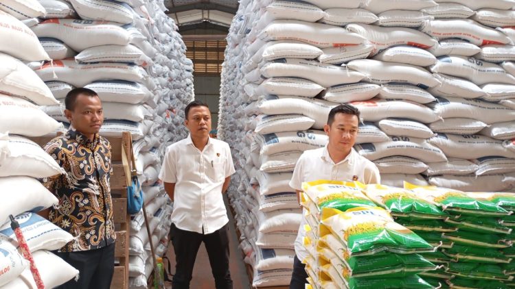 Ditreskrimsus Polda Jambi Cek Stok Beras di Gudang Bulog. (Foto : ist)