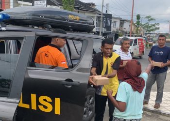 Jumat Berbagi Polda Jambi Kembali Salurkan Makan Siang Gratis ke Warga yang Membutuhkan. (Foto : ist)