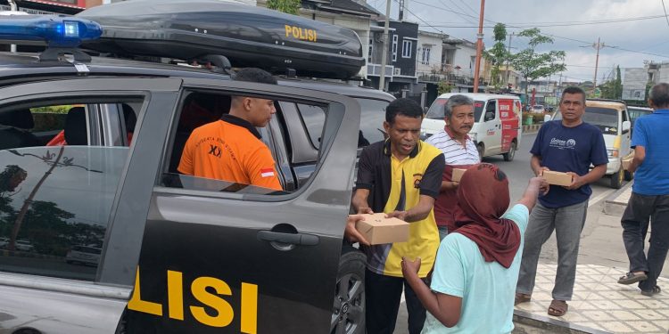 Jumat Berbagi Polda Jambi Kembali Salurkan Makan Siang Gratis ke Warga yang Membutuhkan. (Foto : ist)