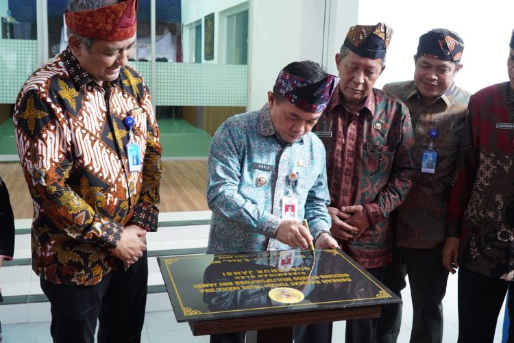 Gubernur Al Haris Resmikan Studio Multipurpose LPP RRI Jambi. (Foto : ist)