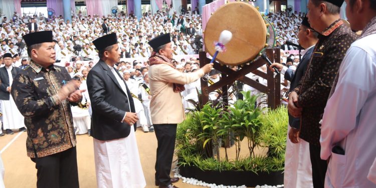 Gubernur Al Haris Hadiahkan 5 Umroh Gratis Untuk Guru dan Siswa Sekolah Islam Terpadu Nurul ‘Ilmi. (Foto : ist)
