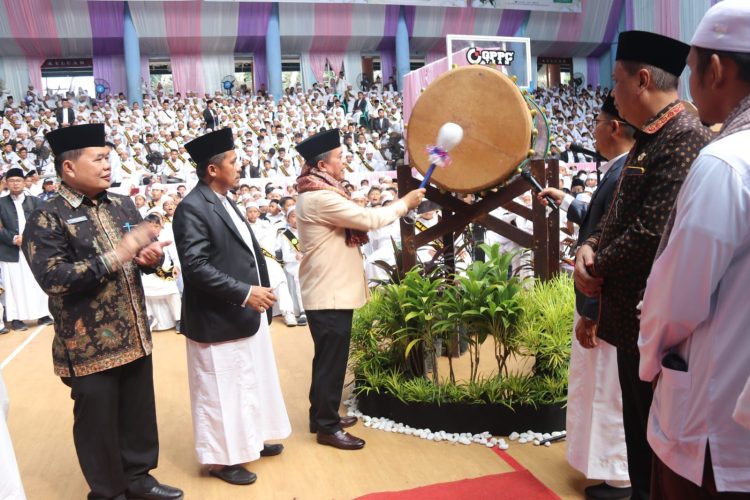 Gubernur Al Haris Hadiahkan 5 Umroh Gratis Untuk Guru dan Siswa Sekolah Islam Terpadu Nurul ‘Ilmi. (Foto : ist)