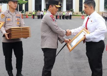 Kapolda Beri Penghargaan Kepada 31 Personil Ditresnarkoba Polda Jambi. (Foto : ist)