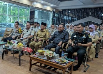 Kepala BPN Kota Depok Indra Gunawan bersama Forkopimda mendengarkan sambutan Kepala Kantor Wilayah Badan Pertanahan Nasional Provinsi Jawa Barat, Yuniar Hikmat Ginanjar dalam deklarasi pencanangan zona integritas, Senin 26 Februari 2024. (Foto : BPN Depok)