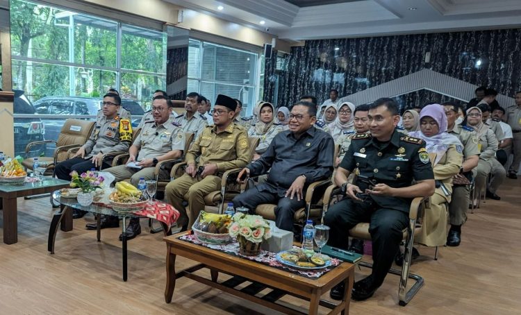 Kepala BPN Kota Depok Indra Gunawan bersama Forkopimda mendengarkan sambutan Kepala Kantor Wilayah Badan Pertanahan Nasional Provinsi Jawa Barat, Yuniar Hikmat Ginanjar dalam deklarasi pencanangan zona integritas, Senin 26 Februari 2024. (Foto : BPN Depok)