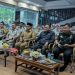 Kepala BPN Kota Depok Indra Gunawan bersama Forkopimda mendengarkan sambutan Kepala Kantor Wilayah Badan Pertanahan Nasional Provinsi Jawa Barat, Yuniar Hikmat Ginanjar dalam deklarasi pencanangan zona integritas, Senin 26 Februari 2024. (Foto : BPN Depok)