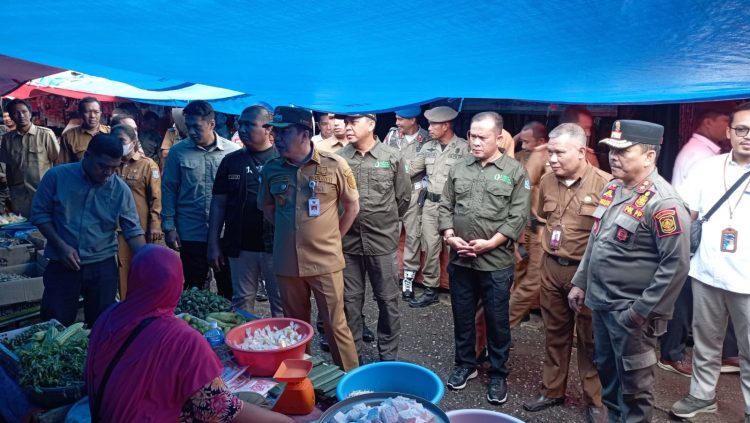 Kasatpol PP Bersama Forkopimda Dampingi Pj Bupati Merangin Sidak Harga Sembako. (Foto : ist)