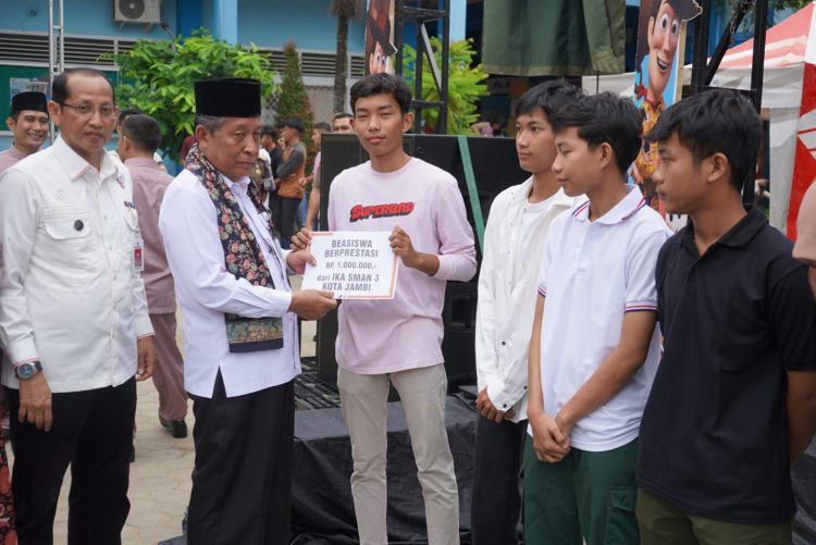 Wagub Sani Minta SMAN 3 Kota Jambi Berwawasan Global dan Berkarakter Pancasila. (Foto : ist)