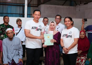 AHY Serahkan Sertipikat Hasil PTSL ke Rumah Warga di Kota Samarinda. (Foto : ist)