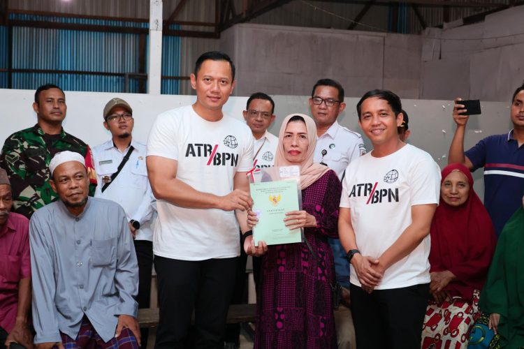 AHY Serahkan Sertipikat Hasil PTSL ke Rumah Warga di Kota Samarinda. (Foto : ist)