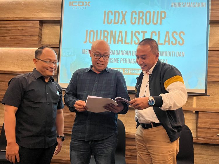 Tampak
Anang E Wicaksono selaku Head of ICDX Academy (kiri),
Fajar Wibhiyadi selaku Board Member ICDX Group dan
P Giri Hatmoko selaku Head of Corporate Communication ICDX Group. (Foto : ist)