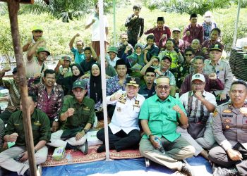 Berdialog dengan Petani di Desa Tidar Kuranji, Gubernur Al Haris Dukung Pengembangan Komoditas Cabai. (Foto : ist)