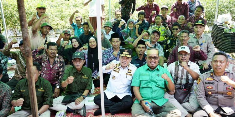 Berdialog dengan Petani di Desa Tidar Kuranji, Gubernur Al Haris Dukung Pengembangan Komoditas Cabai. (Foto : ist)