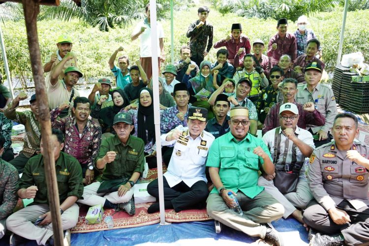 Berdialog dengan Petani di Desa Tidar Kuranji, Gubernur Al Haris Dukung Pengembangan Komoditas Cabai. (Foto : ist)