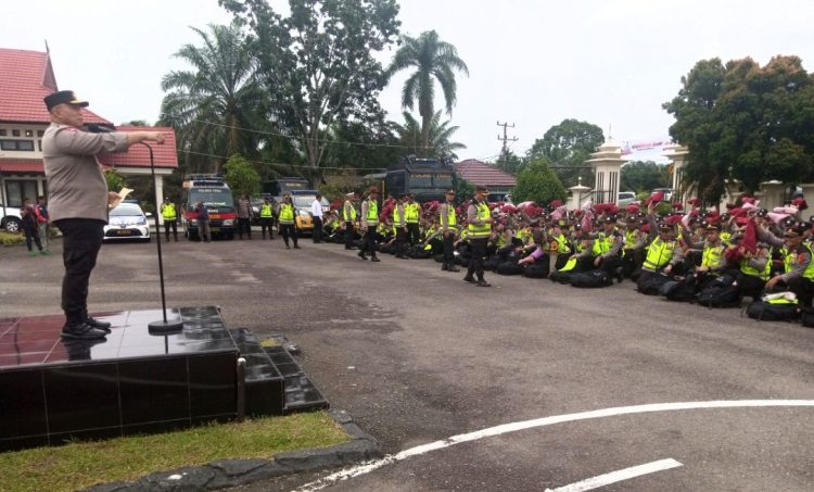 Wakapolda Jambi mengecek kelengkapan personel pengamanan TPS Polres Tebo. (Foto : Rolan - sinarjsmbi.com)