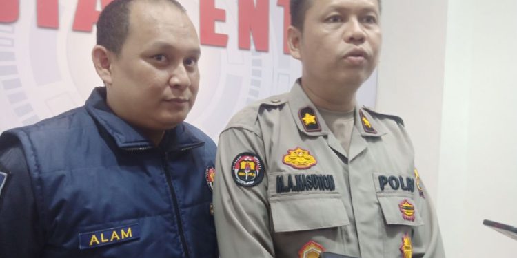 Kompol M Amin Nasution (kanan) didampingi Ipda Alam. (Foto : Rolan - sinarjambi.com)