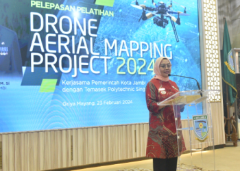 Pj Wali Kota Jambi Lepas Peserta Pelatihan Drone Aerial Mapping Project ke Singapura. (Foto : ist)