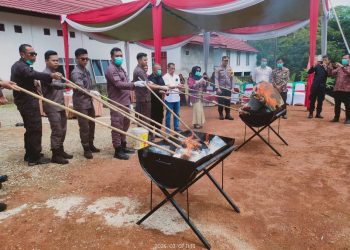 Kejari Merangin Musnahkan Barang Bukti Berkekuatan Hukum Tetap. (Foto : ist)