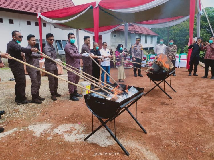 Kejari Merangin Musnahkan Barang Bukti Berkekuatan Hukum Tetap. (Foto : ist)