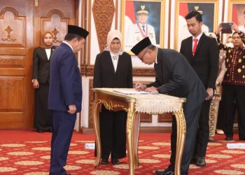 Gubernur Al Haris Lantik Hairul Suhairi Jadi Dirut Bank Jambi. (Foto : ist)