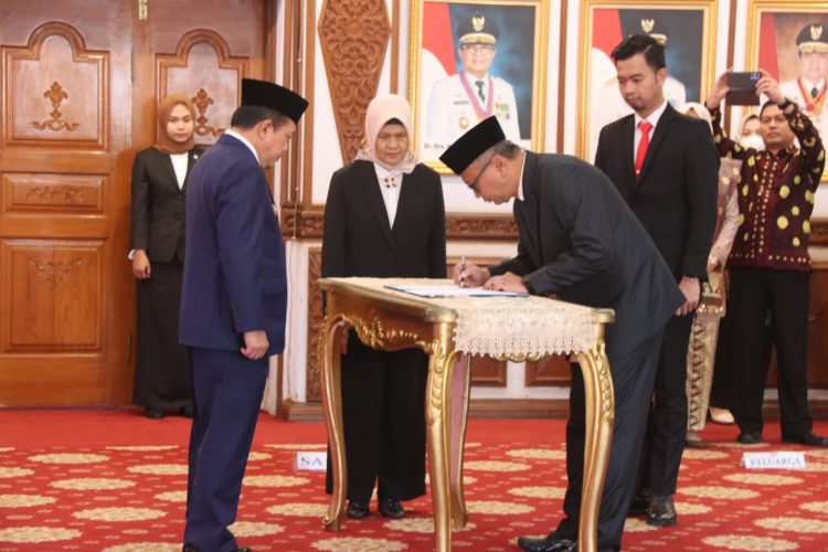 Gubernur Al Haris Lantik Hairul Suhairi Jadi Dirut Bank Jambi. (Foto : ist)