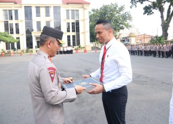 Irjen Rusdi Hartono Sematkan Penghargaan Pin Emas Kapolri Kepada Dirreskrimum Polda Jambi. (Foto : ist)