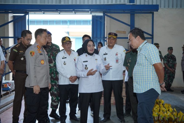 Pastikan Stok Aman, Pj Wali Kota Jambi Kunjungi Gudang Bulog dan Gudang Sri Murti. (Foto : ist)