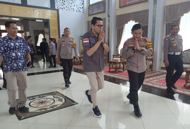 Kapolda - Wakapolda Jambi Lepas Keberangkatan Komisi III DPR RI di Bandara. (Foto : Rolan - sinarjambi.com)