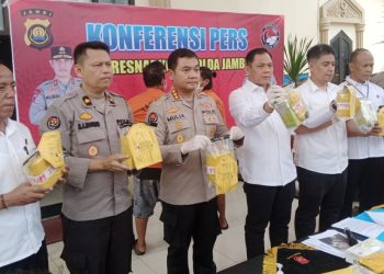 Ditresnarkoba Polda Jambi Gagalkan Beredarnya Sabu 10 Kg, Salah Satu Pelaku Ditindak Tegas. (Foto : Rolan - sinarjambi.com)