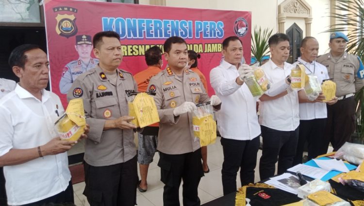 Ditresnarkoba Polda Jambi Gagalkan Beredarnya Sabu 10 Kg, Salah Satu Pelaku Ditindak Tegas. (Foto : Rolan - sinarjambi.com)