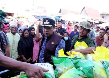 H.Mukti gelar operasi pasar di pasar pamenang. (Foto : ist)