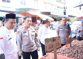 Kapolresta Jambi Cek Stok dan Harga Sembako di Pasar Angso Duo. (Foto : ist)