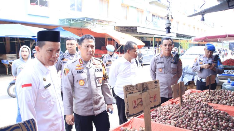 Kapolresta Jambi Cek Stok dan Harga Sembako di Pasar Angso Duo. (Foto : ist)