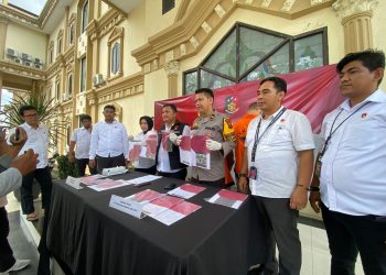 Subdit V Cyber Ditreskrimsus Polda Jambi Amankan Pasutri Diduga Penipuan Modus Jasa Titipan. (Foto : ist)