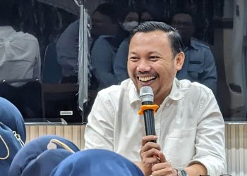 Didampingi Kasubag Tata Usaha Nina Windialika, Kepala BPN Kota Depok Indra Gunawan memberikan pengarahan terkait perubahan jam kerja. (Foto: BPN Kota Depok)