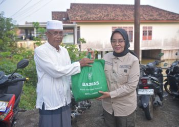 Sri Serahkan Bantuan Sembako bagi Warga Telanai Pura dan Pelayangan Terdampak Banjir. (Foto : ist)