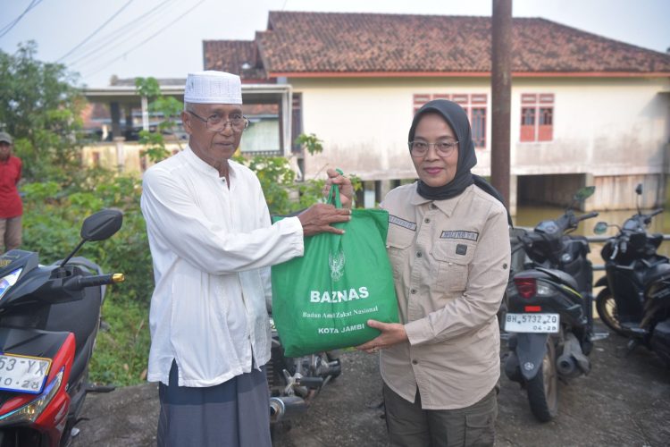 Sri Serahkan Bantuan Sembako bagi Warga Telanai Pura dan Pelayangan Terdampak Banjir. (Foto : ist)